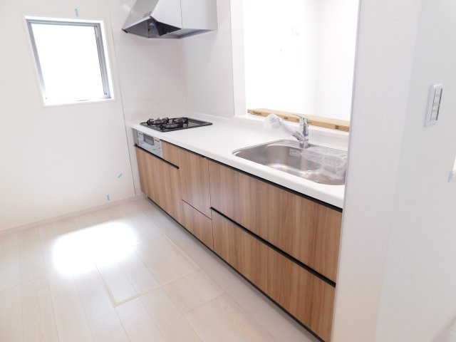 海部郡大治町大字堀之内字深田の新築一戸建のキッチン|◇キッチン◇　　人気の対面式・人造大理石カウンター・浄水機能付ハンドシャワー・静音仕様シンク・薄型換気扇・スローインクローズレール・Ｓｉセンサーコンロ（３口）・コンセント完備・床下収納庫