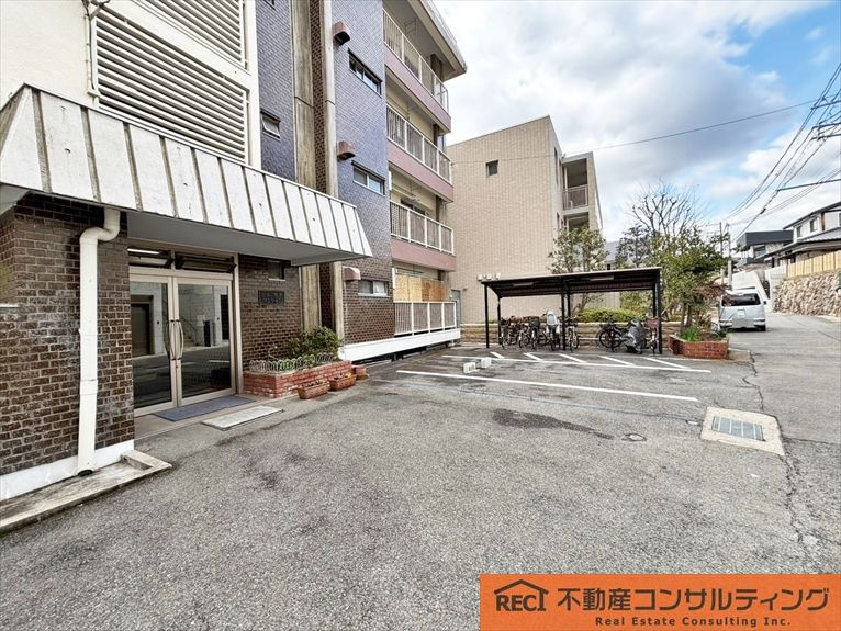 ヒル岡本マンションの駐車場|本山第一小学校徒歩4分