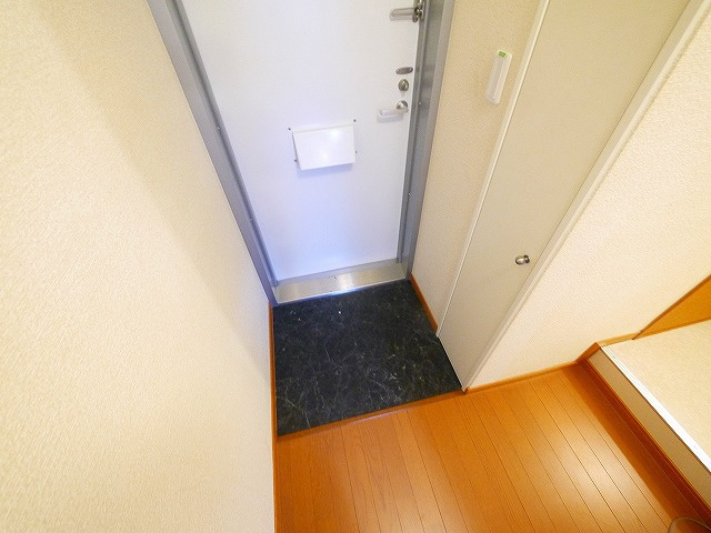 レオパレスバンビーノの玄関|明るい玄関です