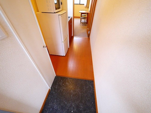 レオパレスバンビーノの玄関|シンプルで使いやすい玄関です