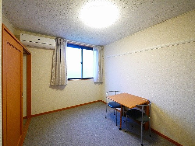 レオパレスバンビーノの洋室|コンパクトで使いやすい洋室です