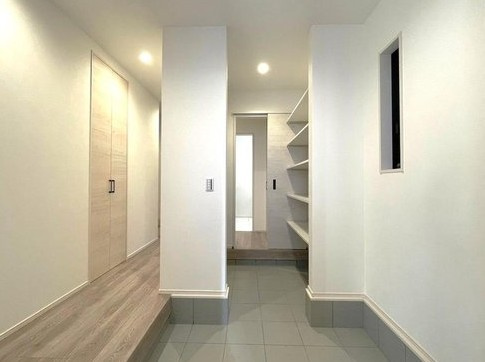 堺市西区鳳中町８丁の新築一戸建の玄関