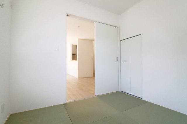 本宮市青田字中森　　　8号棟　　　五百川小学校、本宮第２中学区の和室|リビングに隣接する和室　