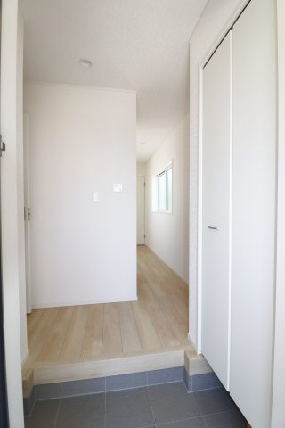 本宮市青田字中森　　　8号棟　　　五百川小学校、本宮第２中学区の玄関