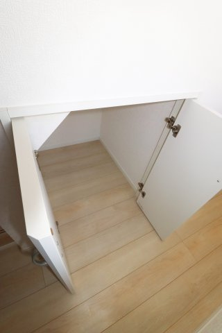 本宮市青田字中森　　　8号棟　　　五百川小学校、本宮第２中学区の収納|階段下収納　