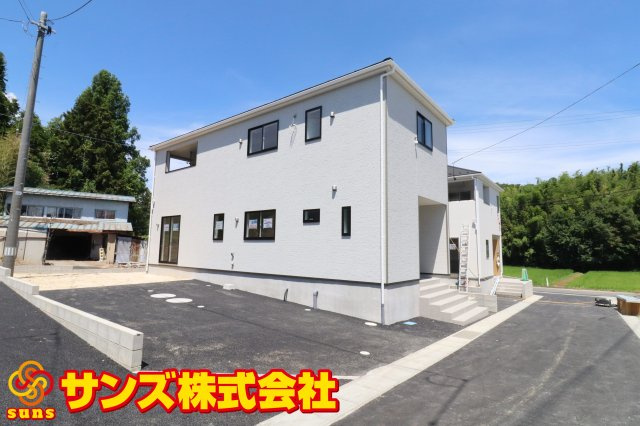 本宮市青田字中森　　　8号棟　　　五百川小学校、本宮第２中学区の外観|南東側から見た駐車場を含む外観