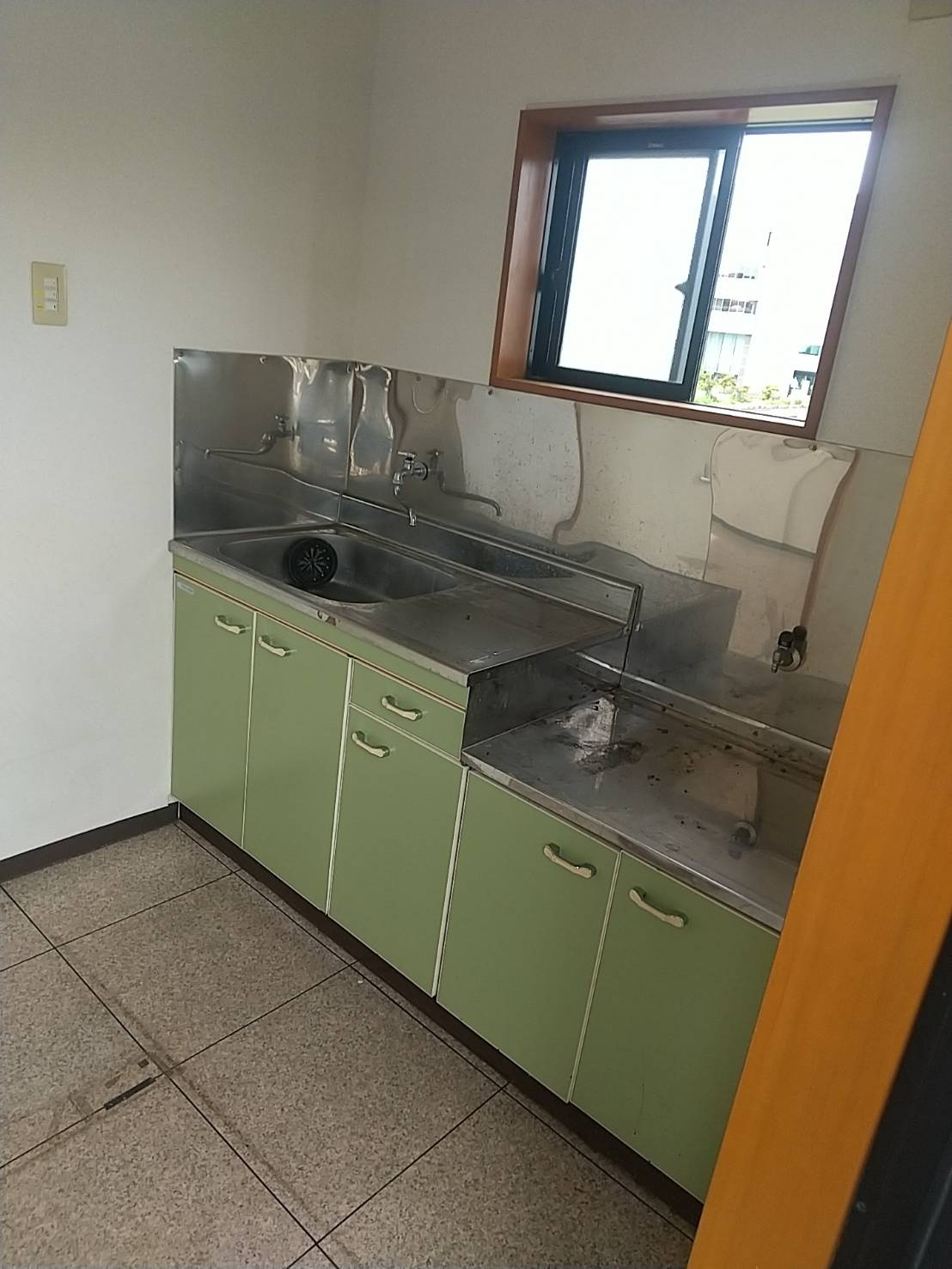 坂本ビルのキッチン|コンパクトなキッチンで掃除もラクラク