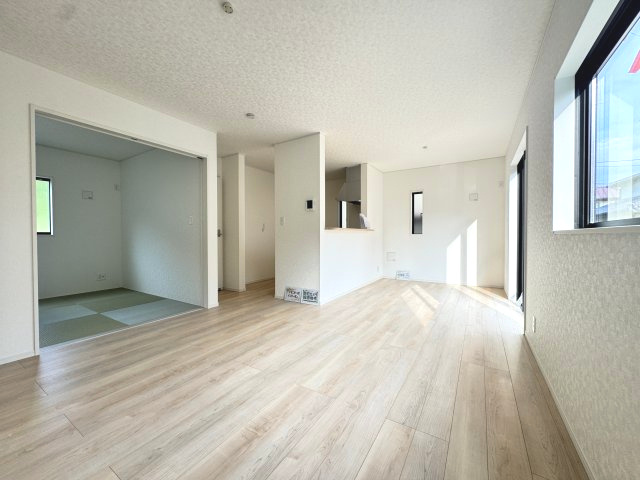 クレイドルガーデン前橋市茂木町第４　１号棟の居間・リビング|カウンターキッチンなのでお料理をしながら会話もできます。
夕食の支度をしながら、お子様の様子も見られて自然と会話も増えますよ♪
