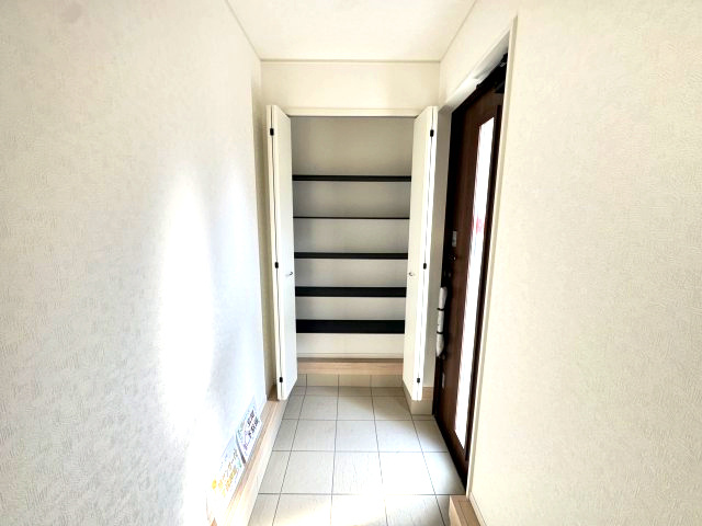 クレイドルガーデン前橋市茂木町第４　１号棟の玄関|収納もある玄関です