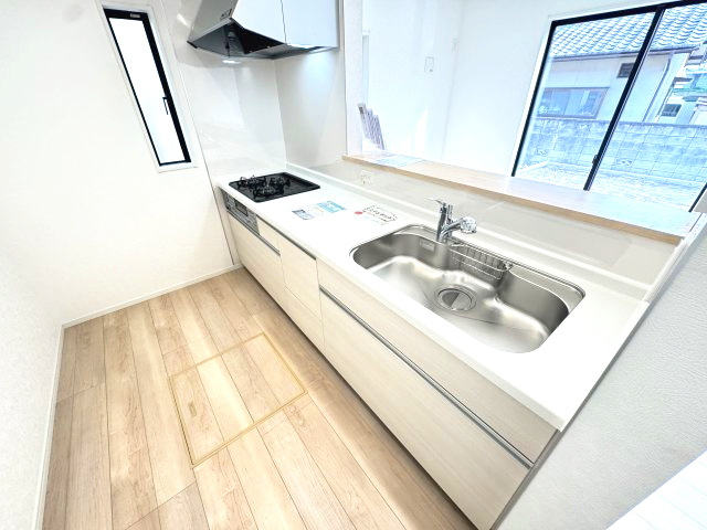 クレイドルガーデン前橋市茂木町第４　１号棟のキッチン|人気のカウンターキッチン採用です☆
コンロも３口ご用意しています！調理スペースも広くストレスなくお料理できます。
浄水器つきなので美味しいお水も飲めますよ♪
収納も沢山ご用意しています。