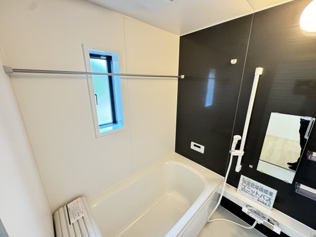 クレイドルガーデン前橋市茂木町第４　１号棟の浴室|１坪タイプのフルオートバスです！
足を延ばして入れる広さなので一日の疲れも癒されますよ♪
室内物干しや浴室乾燥機もあるのでお天気の悪い日にはランドリースペースとしてもご利用できます！