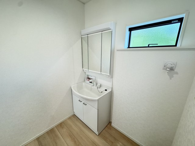 クレイドルガーデン前橋市茂木町第４　１号棟の独立洗面台|シャワー水栓付き洗面台で朝の身支度もバッチリです！
洗面台には収納スペースもあり洗面室もすっきり片付きますよ！