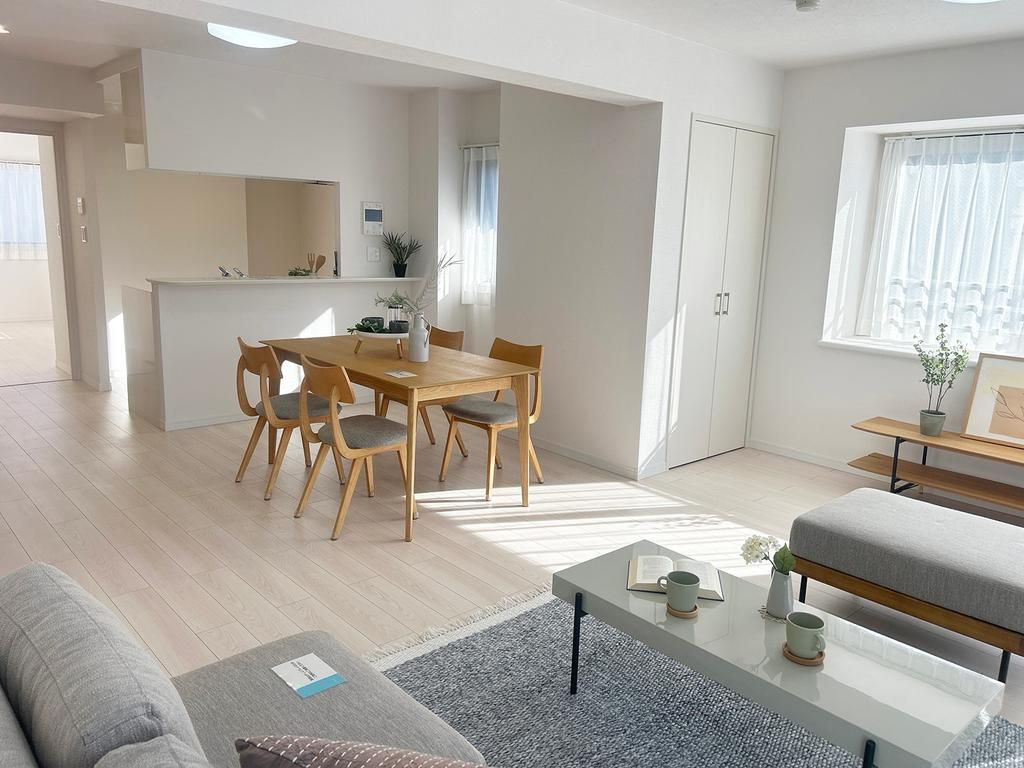 多摩市鶴牧２丁目の中古マンションの居間・リビング