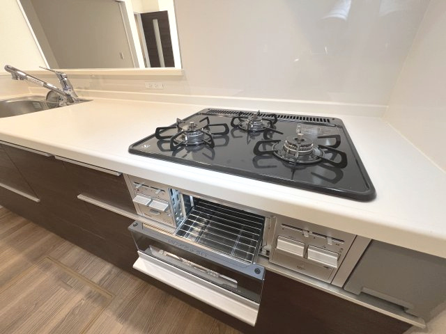 碧南市沢渡町　新築分譲　5号棟のキッチン|三口コンロとグリル付き