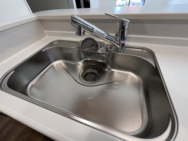 碧南市沢渡町　新築分譲　5号棟のキッチン|浄水器一体型水栓付きの対面式システムキッチン。