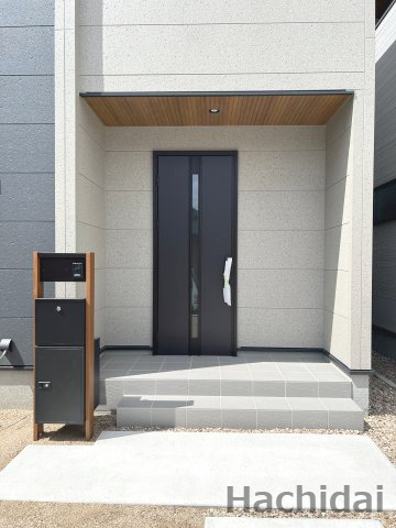碧南市沢渡町　新築分譲　5号棟のエントランス