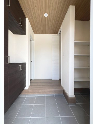 碧南市沢渡町　新築分譲　5号棟の玄関