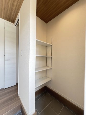 碧南市沢渡町　新築分譲　5号棟の収納|玄関シューズインクローク