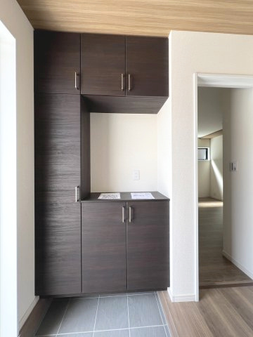 碧南市沢渡町　新築分譲　5号棟の玄関|玄関シューズボックス