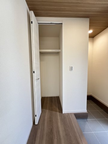 碧南市沢渡町　新築分譲　5号棟の玄関