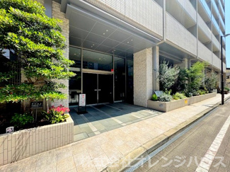 【エントランス】 | 南向き住戸につき陽当たり良好です♪