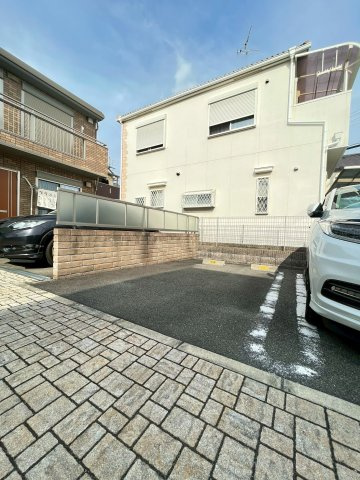 グランハイム高槻Ⅱの駐車場