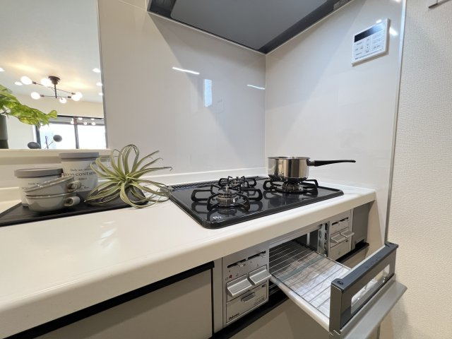 碧南市沢渡町　新築分譲　4号棟のキッチン|３つ口コンロとグリル付き