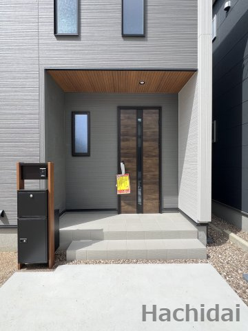 碧南市沢渡町　新築分譲　4号棟のエントランス