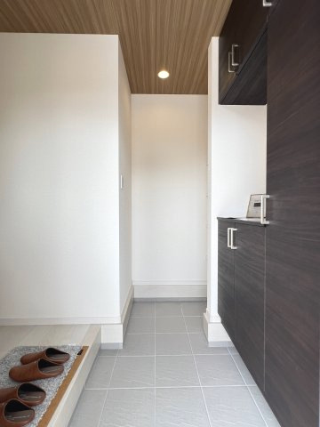 碧南市沢渡町　新築分譲　4号棟の玄関