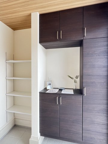 碧南市沢渡町　新築分譲　4号棟の玄関|シューズボックスと造作棚