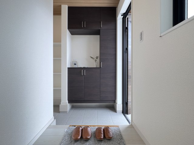 碧南市沢渡町　新築分譲　4号棟の玄関