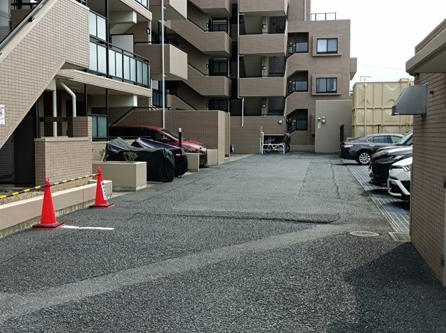東急クリエール川口戸塚の駐車場