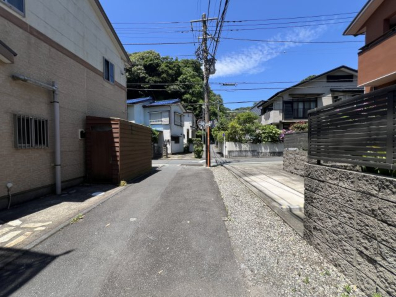 海まで徒歩6分！2025年6月リフォーム完成予定戸建住宅の前面道路含む現地写真