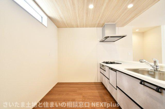 蓮田市江ヶ崎全１棟のキッチン|食洗器付きのシステムキッチン。面倒な洗い物、苦手な洗い物、時間がない時の洗い物etc.　食洗器に頼ることで、自分時間や家族との時間を過ごすことができる嬉しい設備です。