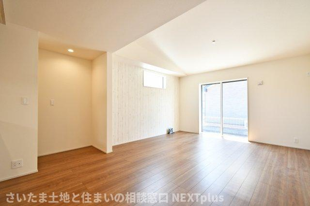 蓮田市江ヶ崎全１棟の居間・リビング|LDK19.5帖：平屋ならではの広々リビングダイニングです！ダイニングテーブルとソファーを置いてもゆとりのある広さなので、お友達やご親戚を招いてパーティーを開いても楽しそうですね！