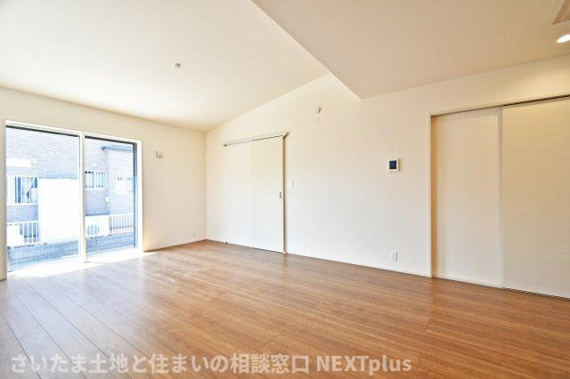 蓮田市江ヶ崎全１棟の居間・リビング|LDK19.5帖：南向きの大きな窓から、優しくあたたかい光がたっぷりと入ります。リビング横の洋室への動線になっているので、自然と家族が集まりやすくコミュニケーションが取りやすいです◎