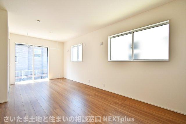 蓮田市江ヶ崎全１棟の洋室|洋室①10.7帖：リビング横の洋室です。南側と西側の2面採光なので、陽当たりが良く夕方まであたたかいです◎吊り下げ式の室内物干し付きなので、雨の日の洗濯物干しに困りません◎