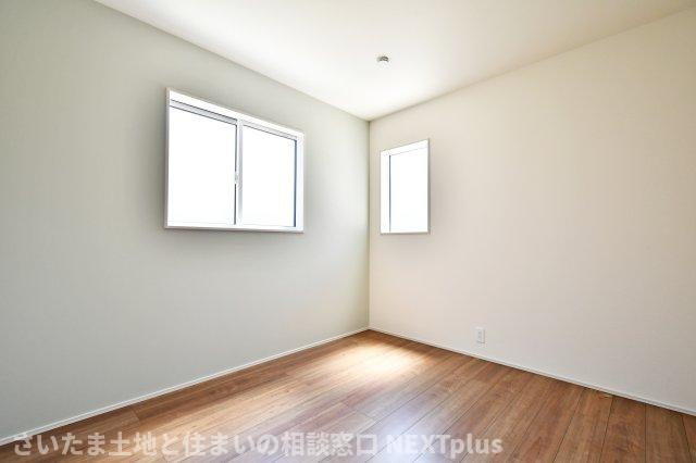 蓮田市江ヶ崎全１棟の洋室|洋室②5.2帖：南側と東側の２面採光なので陽当たりが良く、朝陽と共に気持ち良く目覚めることができます◎梁などのデットスペースになるものが無いので、レイアウトがしやすいです◎アクセントクロスがポイント！