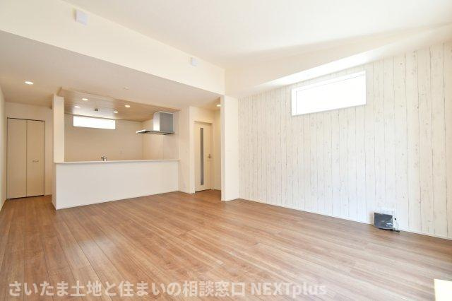 蓮田市江ヶ崎全１棟の居間・リビング|LDK19.5帖：カウンターキッチンの前にはダイニングテーブルを置き、奥にソファーやテレビを置く事で、ダイニング空間とリビング空間を分ける事ができメリハリがつきます！