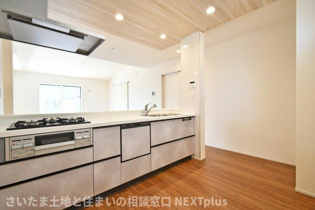 蓮田市江ヶ崎全１棟のキッチン|奥行きも横幅も広さがありますので、2人でお料理しても動きやすいゆったり空間です！カウンターキッチンはお料理をしながら家族の様子が見え、会話も弾むので人気な設備となっております！