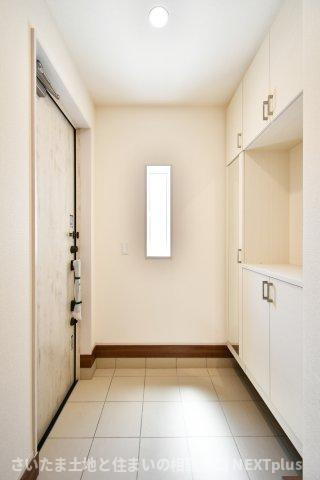 蓮田市江ヶ崎全１棟の玄関|シューズボックスは上下セパレートタイプですので、季節物で上下に分けて収納する事ができます。また間のスペースは鍵を置くスペースにする事で、外出前に鍵を探すなどの慌ただしさが軽減されるのでおすすめです。