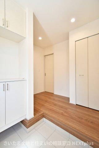 蓮田市江ヶ崎全１棟の玄関|玄関は広めに設計されておりますので、お子様と並んで靴を一緒に履く事もできます！トールサイズのシューズボックスですので、ご家族分の靴がしっかり収納する事ができます。