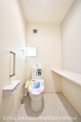 蓮田市江ヶ崎全１棟のトイレ|トイレが２か所にある為、忙しい出発前でも取り合いにはなりません！小窓があるので、空気がこもりがちなトイレもしっかり換気ができます♪老若男女問わずみんなに優しい手すり付きです。