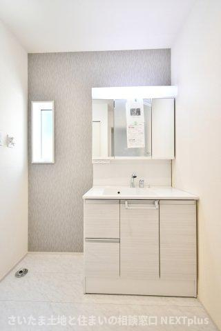 蓮田市江ヶ崎全１棟の独立洗面台|三面鏡付き洗面台は朝の寝癖直しも楽々。鏡裏には歯ブラシセットやスキンケアも収納できて魅力的です！下の収納にもドライヤーや入浴グッツ、洗剤のストックなど…様々なものが収納できる便利な設備です！