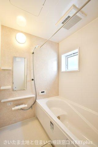 蓮田市江ヶ崎全１棟の浴室|白基調の明るい雰囲気の浴室です。浴室乾燥機もついておりますので、日曜日の夜に出される体操着や給食着、雨の日のお洗濯も困りません！暖房機能もついているので、寒い日のお風呂も気持ち良くは入れますね◎