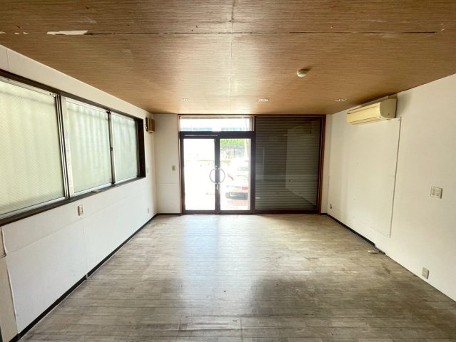 丸兼ビルの居間・リビング