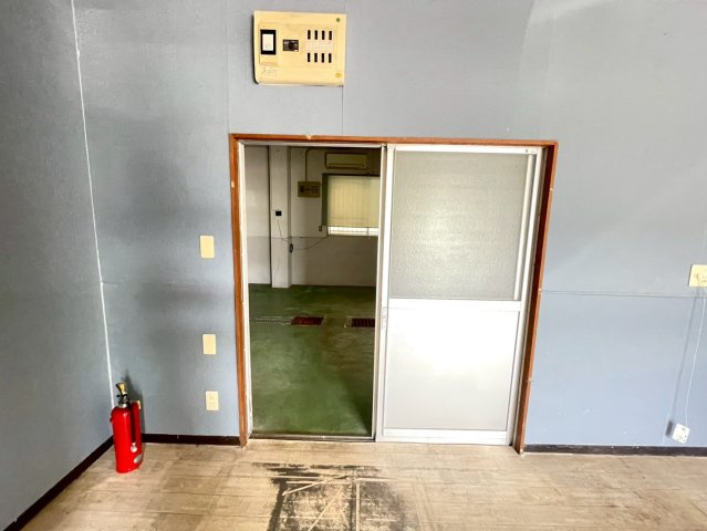 丸兼ビルの玄関