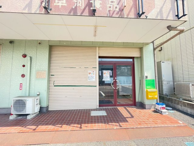 丸兼ビルのエントランス