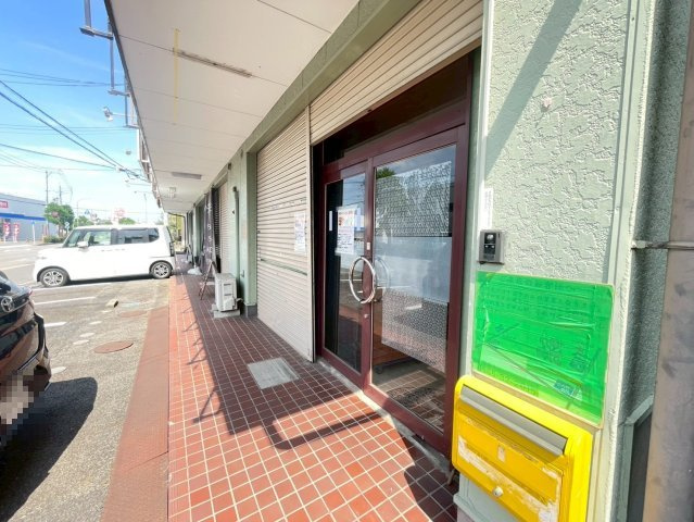 丸兼ビルのエントランス