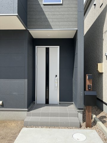 碧南市沢渡町　新築分譲　3号棟のエントランス